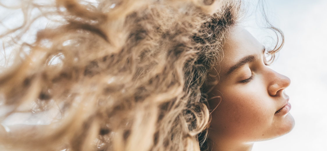 How to Curl Your Hair With Straighteners