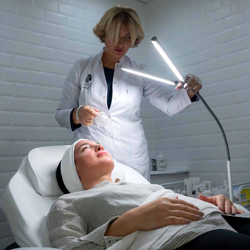 Daylight Duo Pro Floor Lamp | Magnifying & Desk Lamps | Sally Beauty